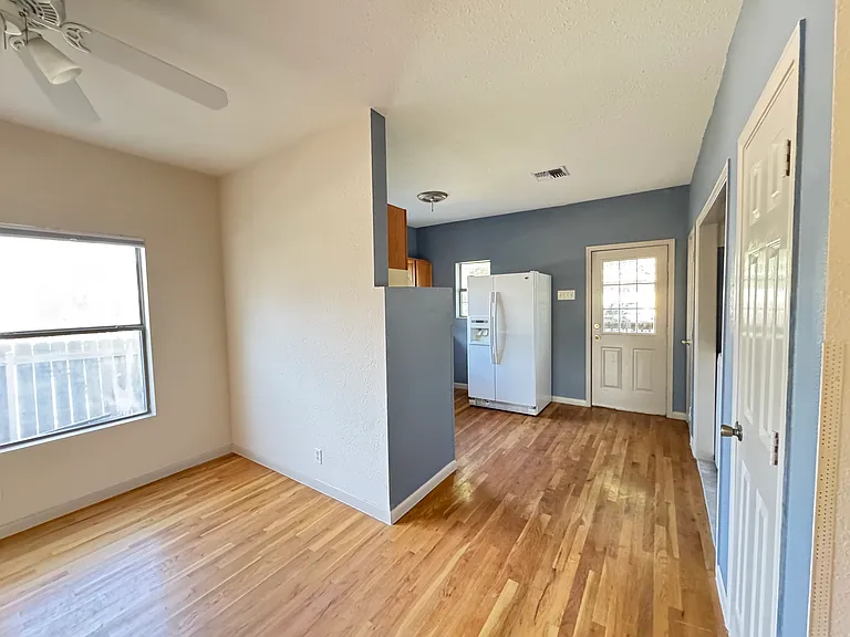 709 E Elmira St — Photo 5