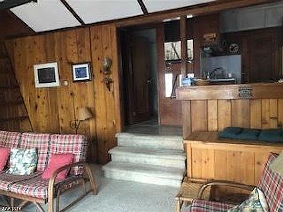5th image of 1042 Lakeside Dr E