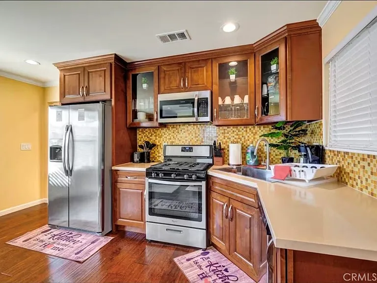 523 Fischer St — Photo 3