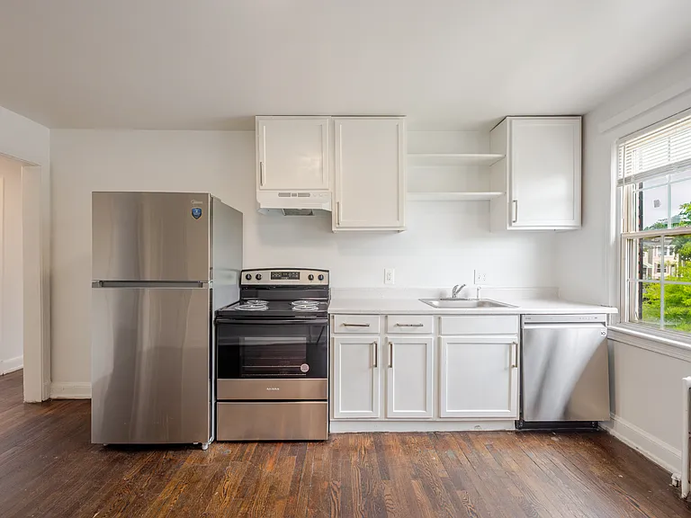 2425 E St NE #3 — Photo 2