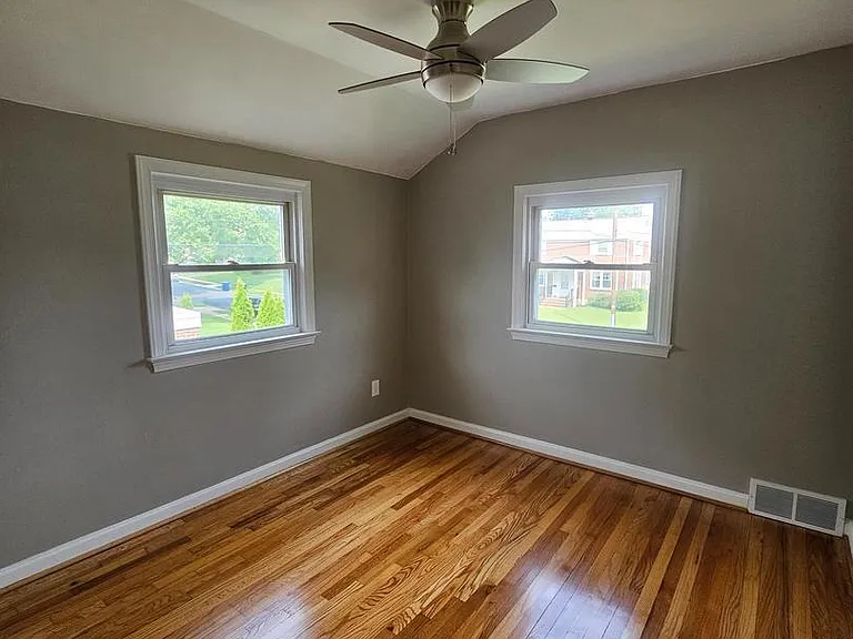 132 Devonshire Rd — Photo 2