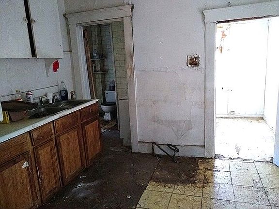 4th image of 12840 Thomson St
