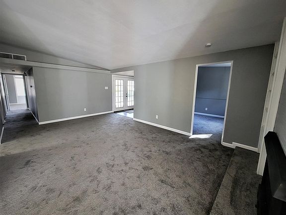 3rd image of 365 Holiday Hill Dr