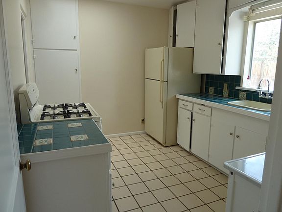 5th image of 2920 Santa Cruz Ave SE