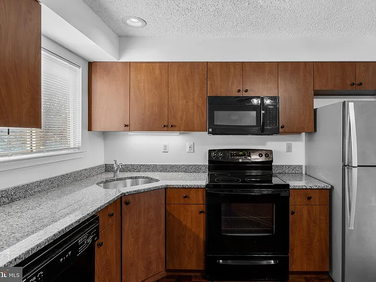 835 Chanticleer — Photo 15