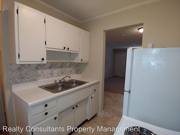 4th image of 3410 Summit Ave APT A