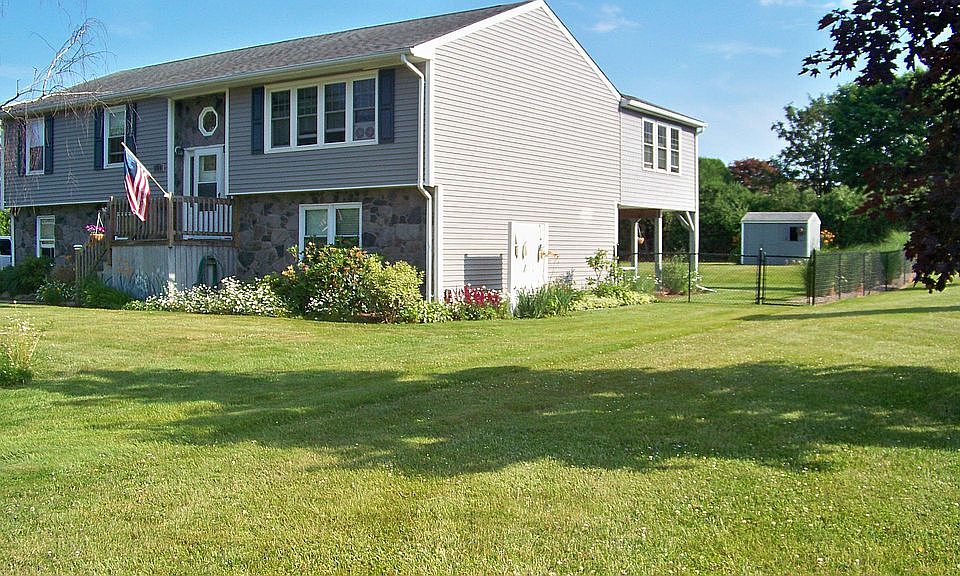 Large raised ranch , nice neighborhood , walk to Scarborough State Beach