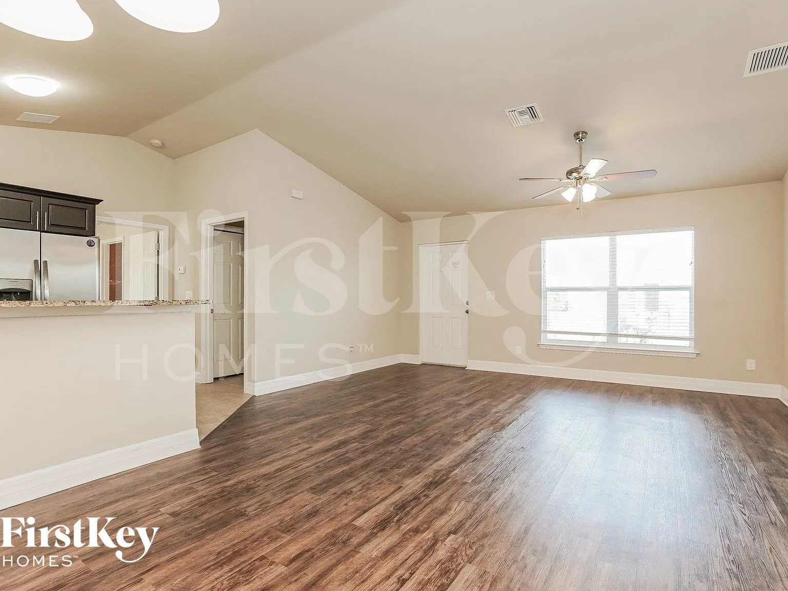 3 bed, 2.0 bath, 1272 sqft, $1,905 — Photo 2
