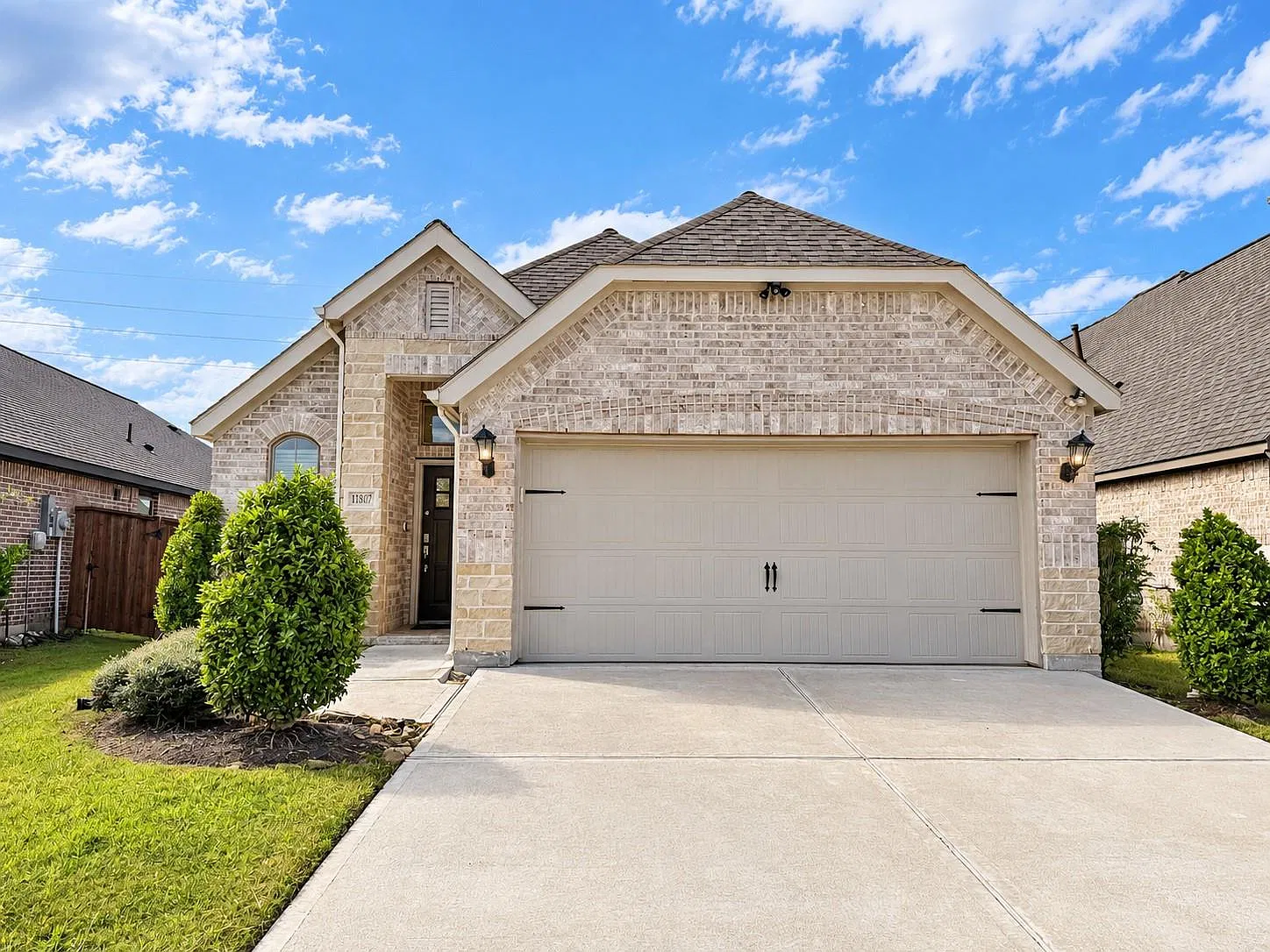 3 bed, 2.0 bath, 1770 sqft, $2,350 — Photo 2