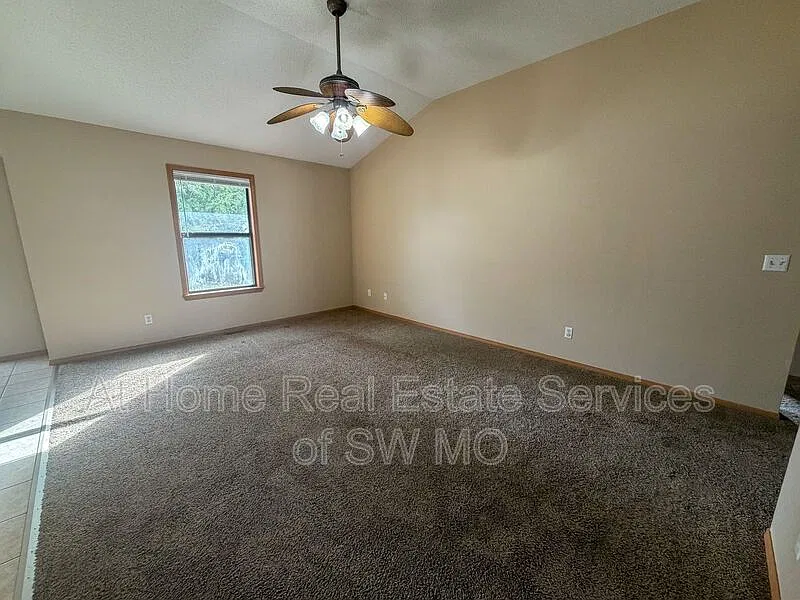 3 bed, 2.0 bath, 1131 sqft, $1,425 — Photo 2