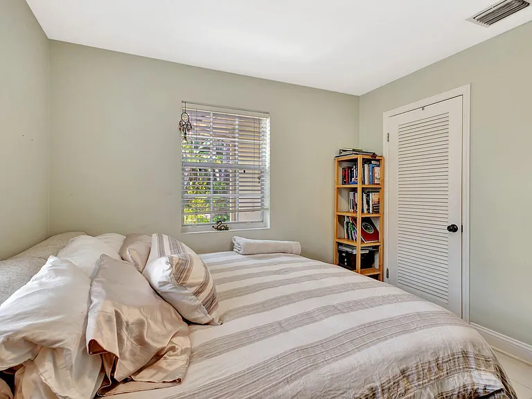 227 NE 12th St #2 — Photo 9