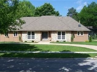 8126 El Monte St, Prairie Village, KS 66208