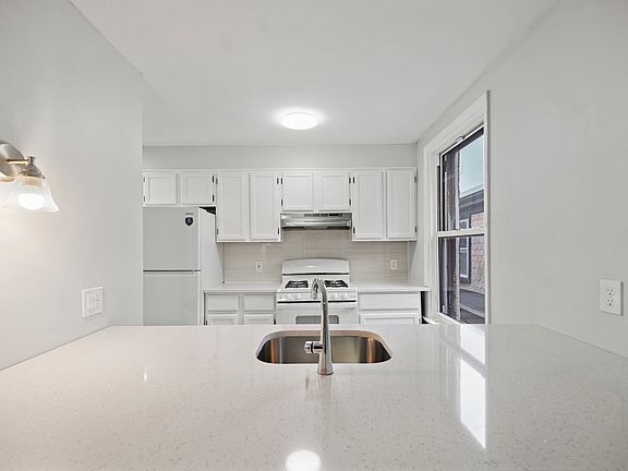 3rd image of 833 N Washington St #2