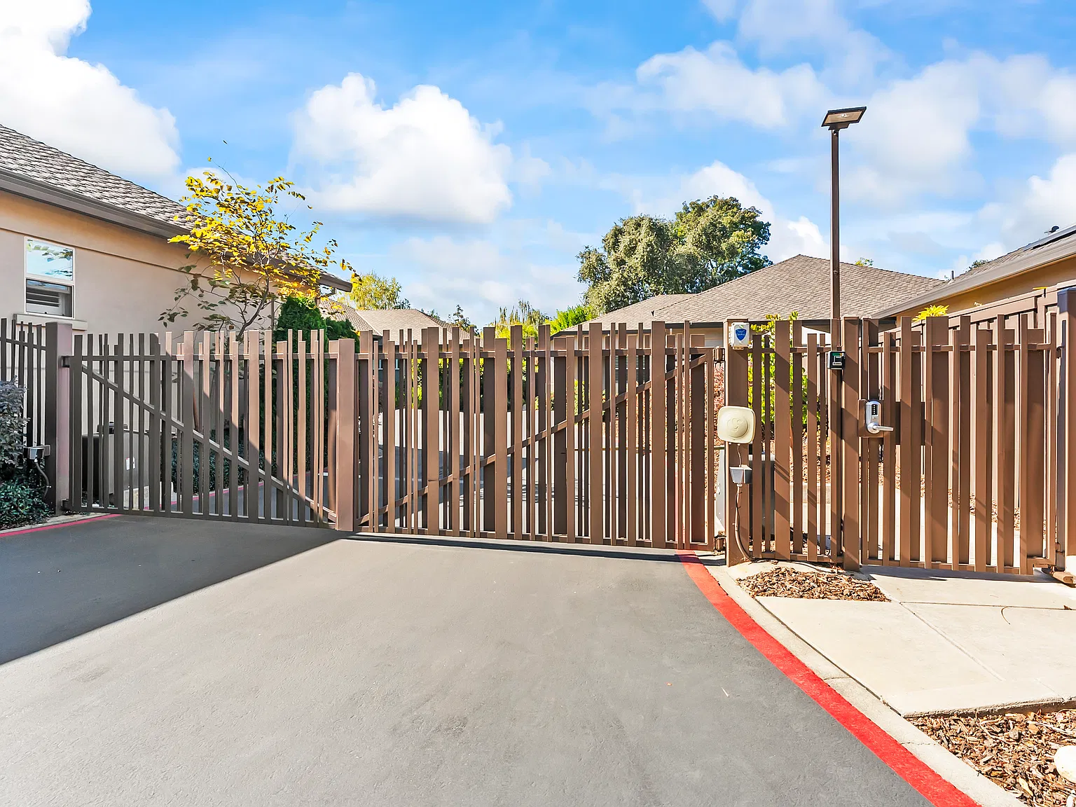 3 bed, 2.5 bath, 2046 sqft, $4,300 — Photo 3