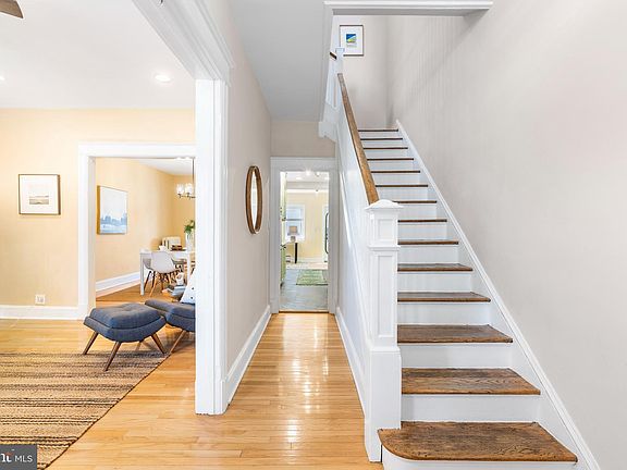 4th image of 1922 4th St NE