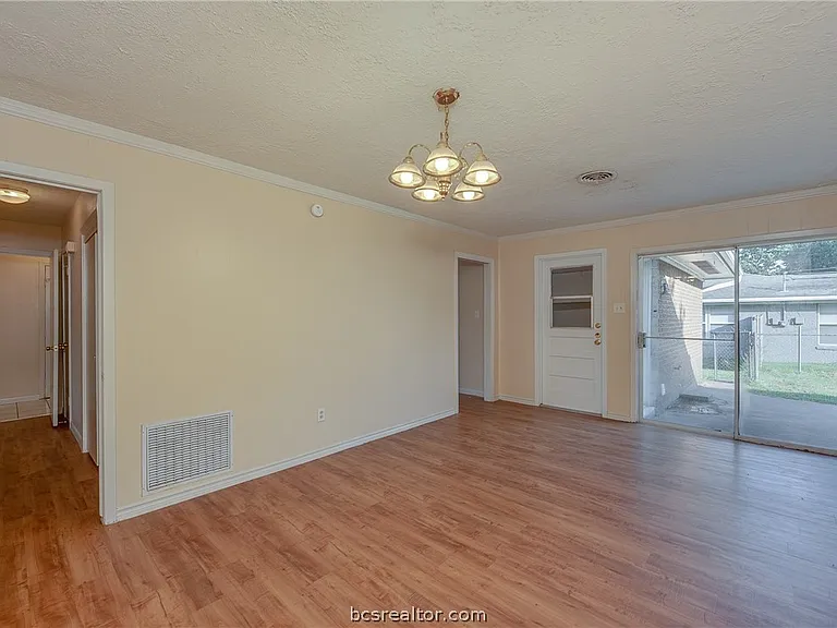 2317 Carter Creek Pkwy — Photo 4