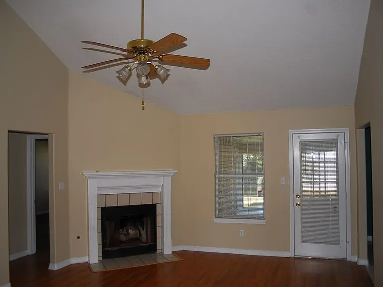 14486 Williamsburg Dr — Photo 2