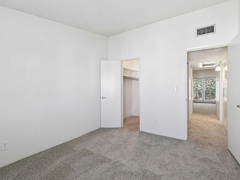 17-web-or-mls-E_Hampton_St_-_Unit_207_-_017
