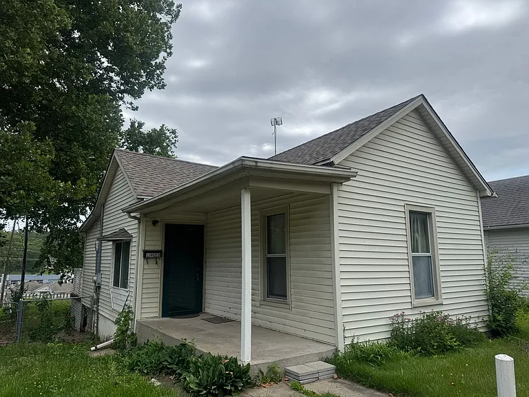 1923 Savannah Ave — Photo 1