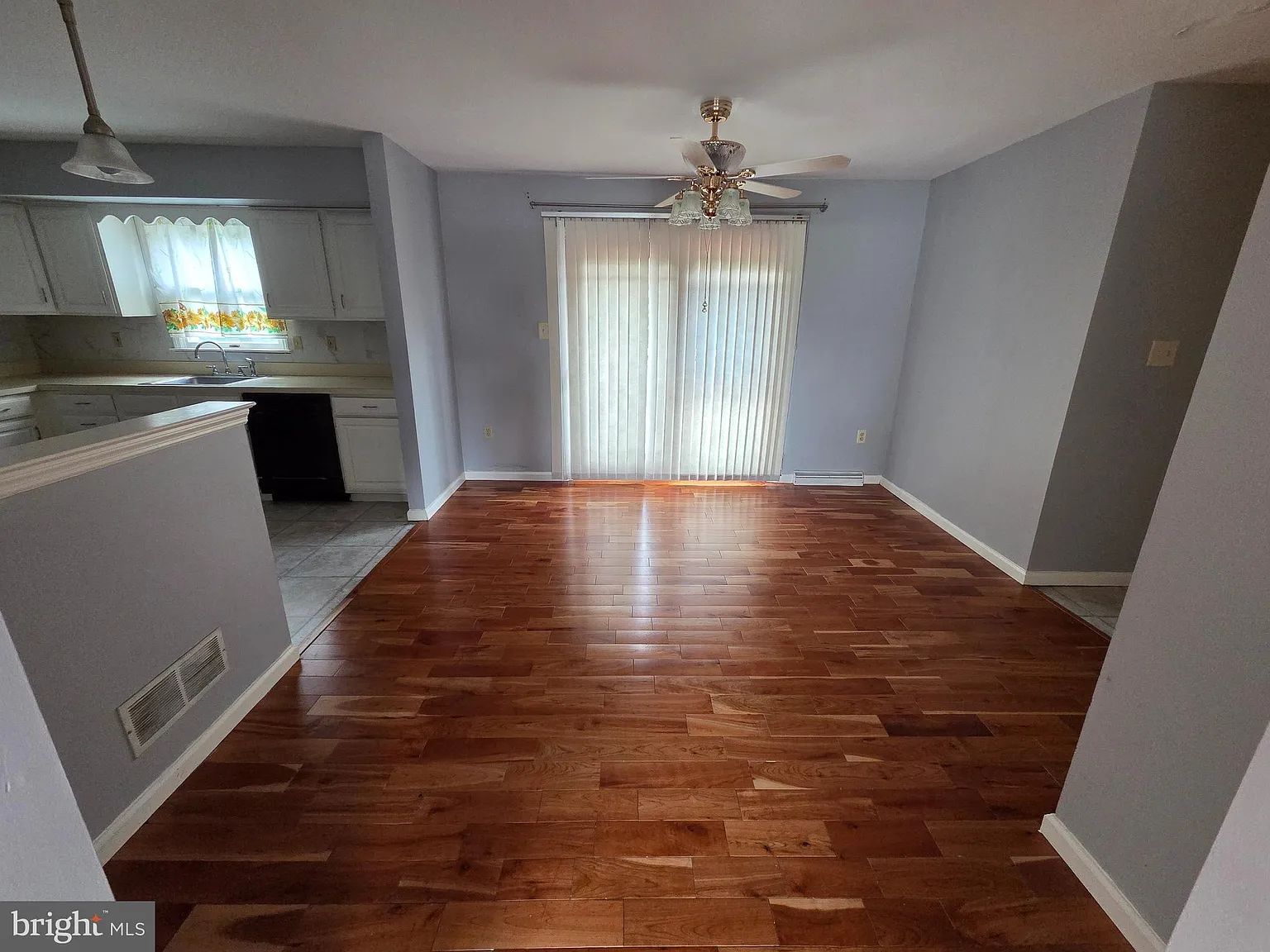 3 bed, 1.5 bath, 1536 sqft, $2,500 — Photo 3
