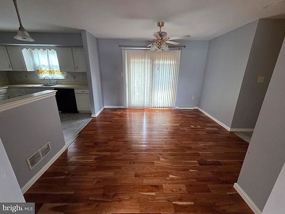 3rd image of 945 Timber Ln