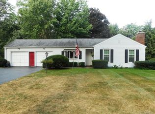 12 Falling Creek Rd, Pittsford, NY 14534