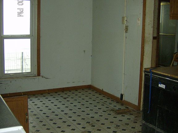 3rd image of 849 E 4th St