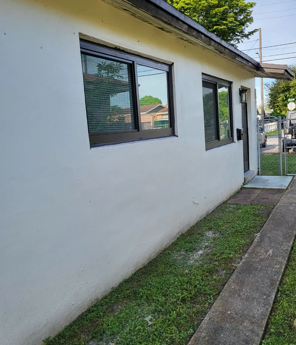 308 NW 5th Ter — Photo 3