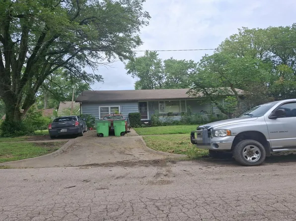 327 W 8th St, Lyndon, KS 66451