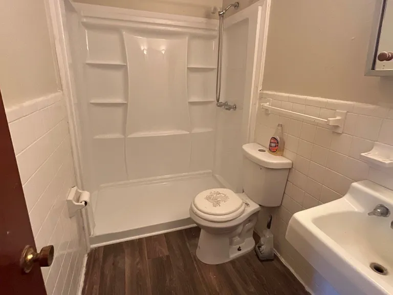 907 Strawberry St — Photo 3
