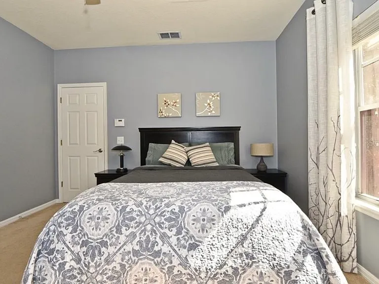 1042 N Hampton Ave — Photo 17