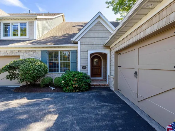 26099 Valley Dr #E, Bettendorf, IA 52722