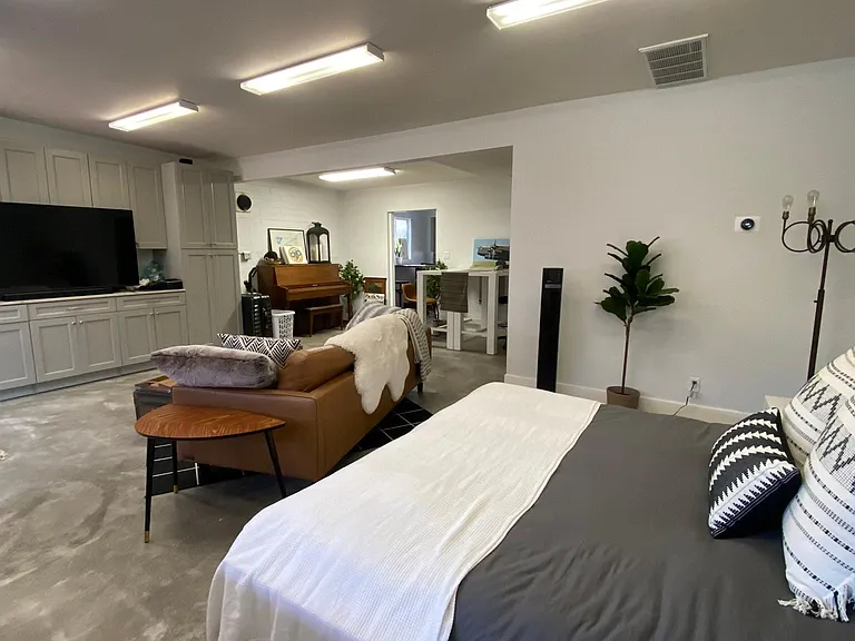 1102 Morena Blvd — Photo 2