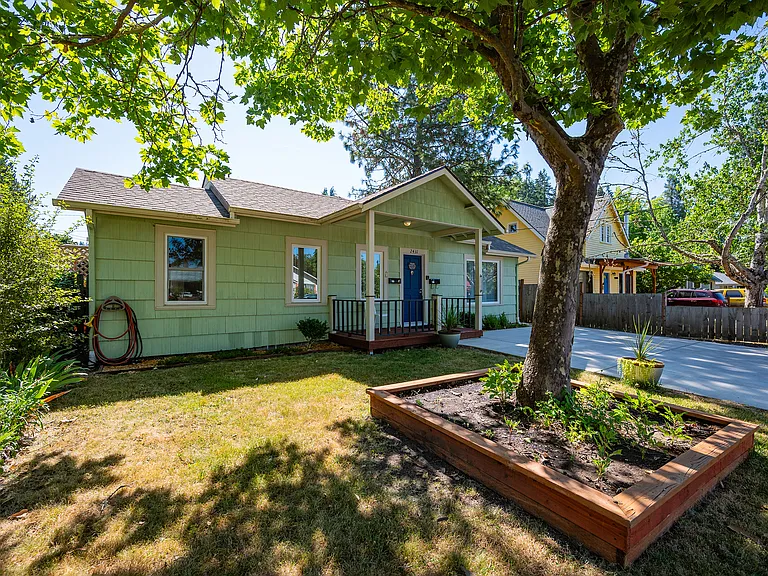 2431 Potter St — Photo 3