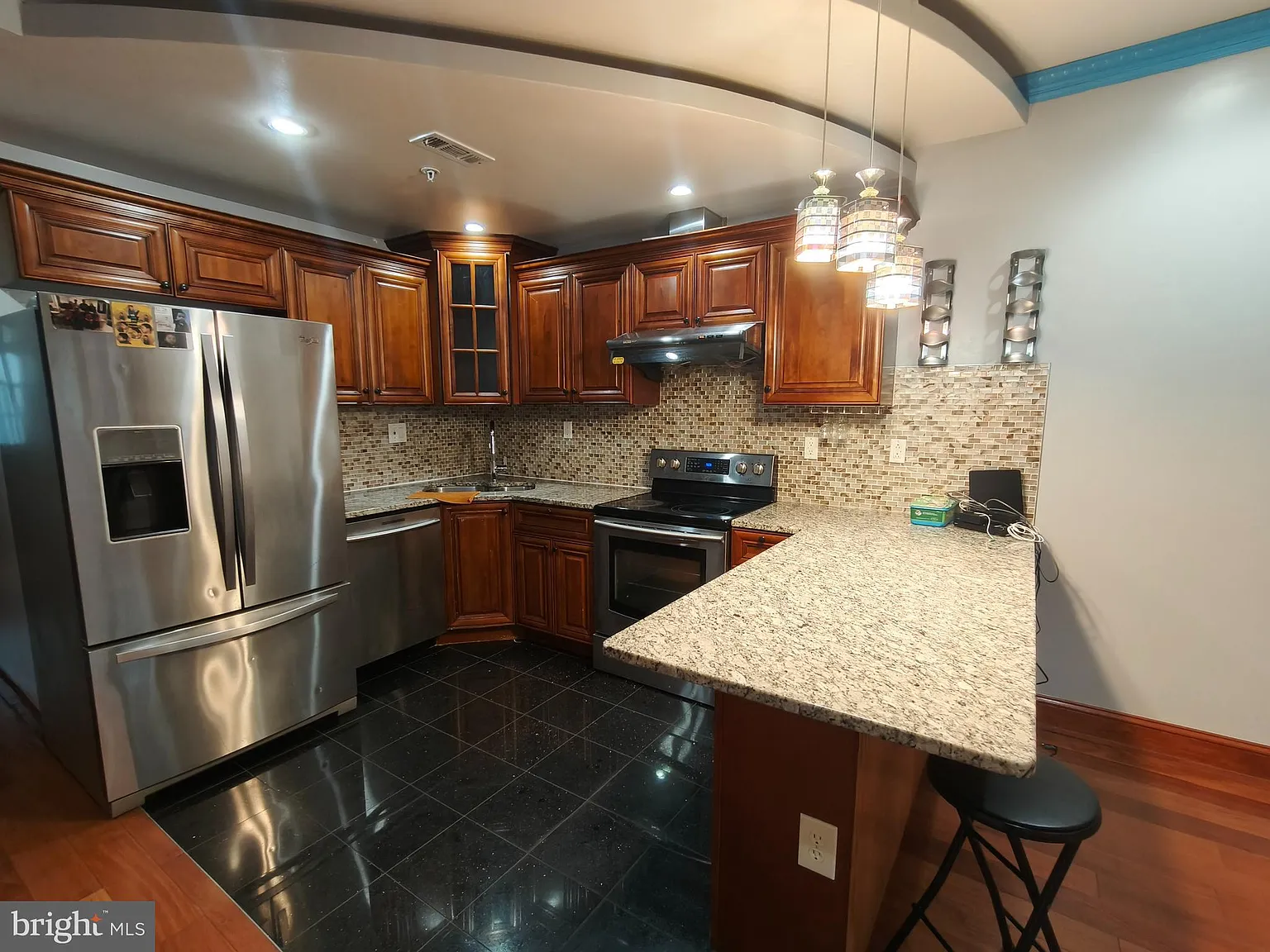 3 bed, 3.5 bath, 2124 sqft, $2,600 — Photo 2