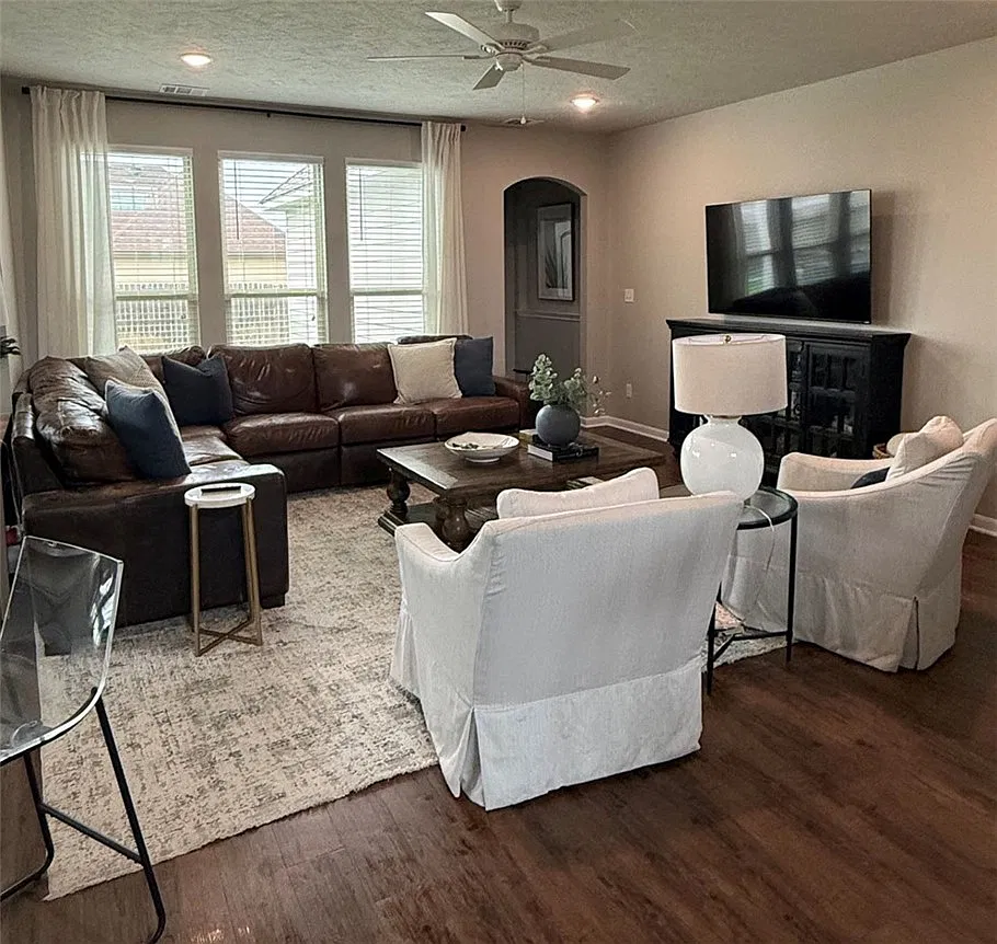 4 bed, 2.5 bath, 2341 sqft, $2,600 — Photo 4