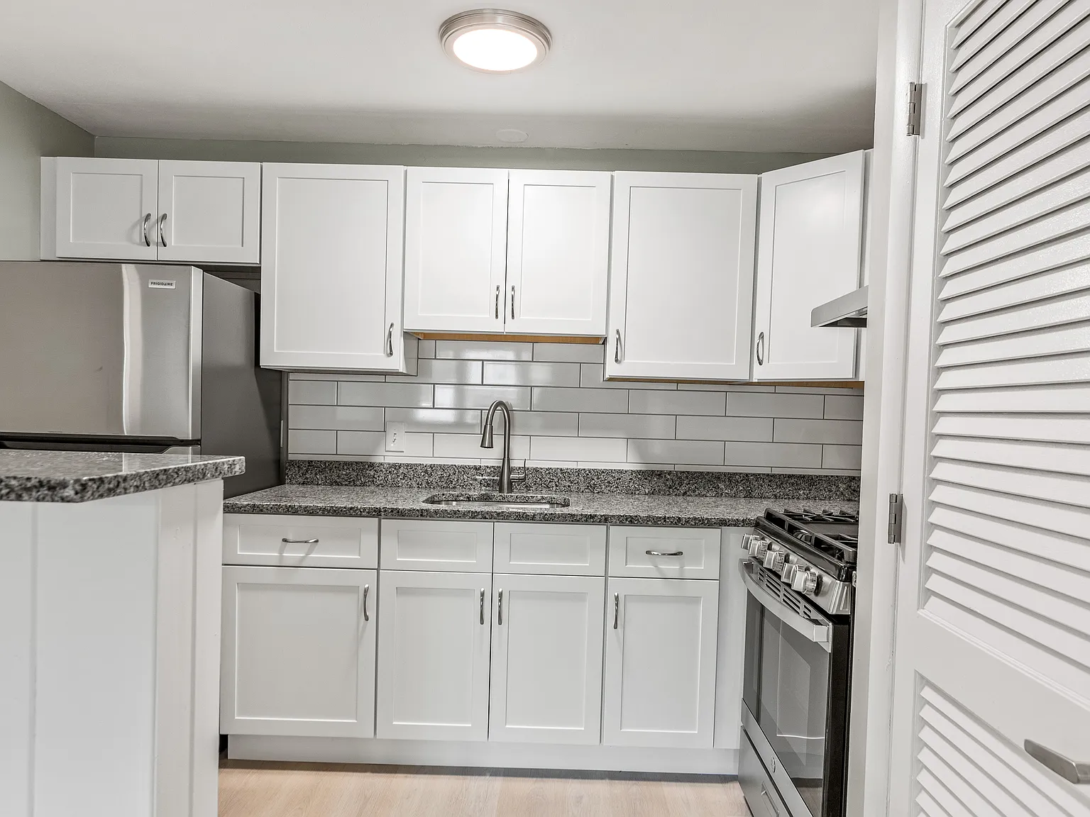 2 bed, 1000 sqft, $2,400 — Photo 3
