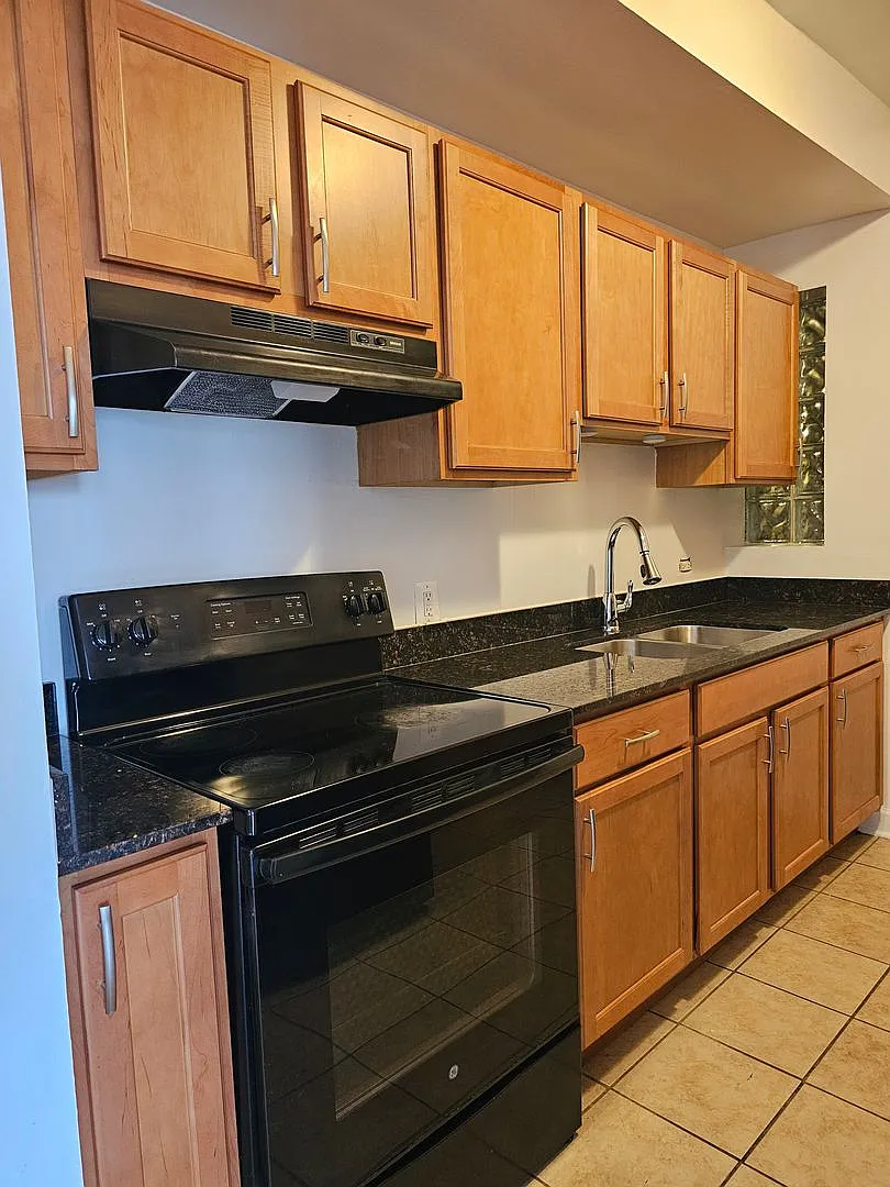 Rogers Park Three Bedroom/Two Bath New Renovation — Photo 2