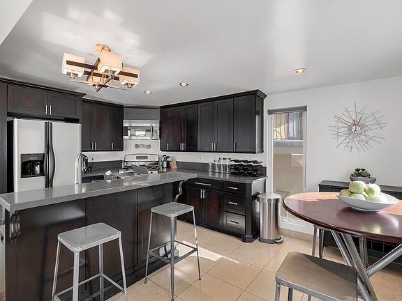4th image of 217 Seaview St