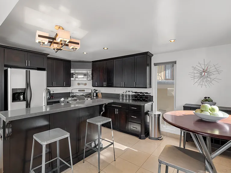 217 Seaview St — Photo 4