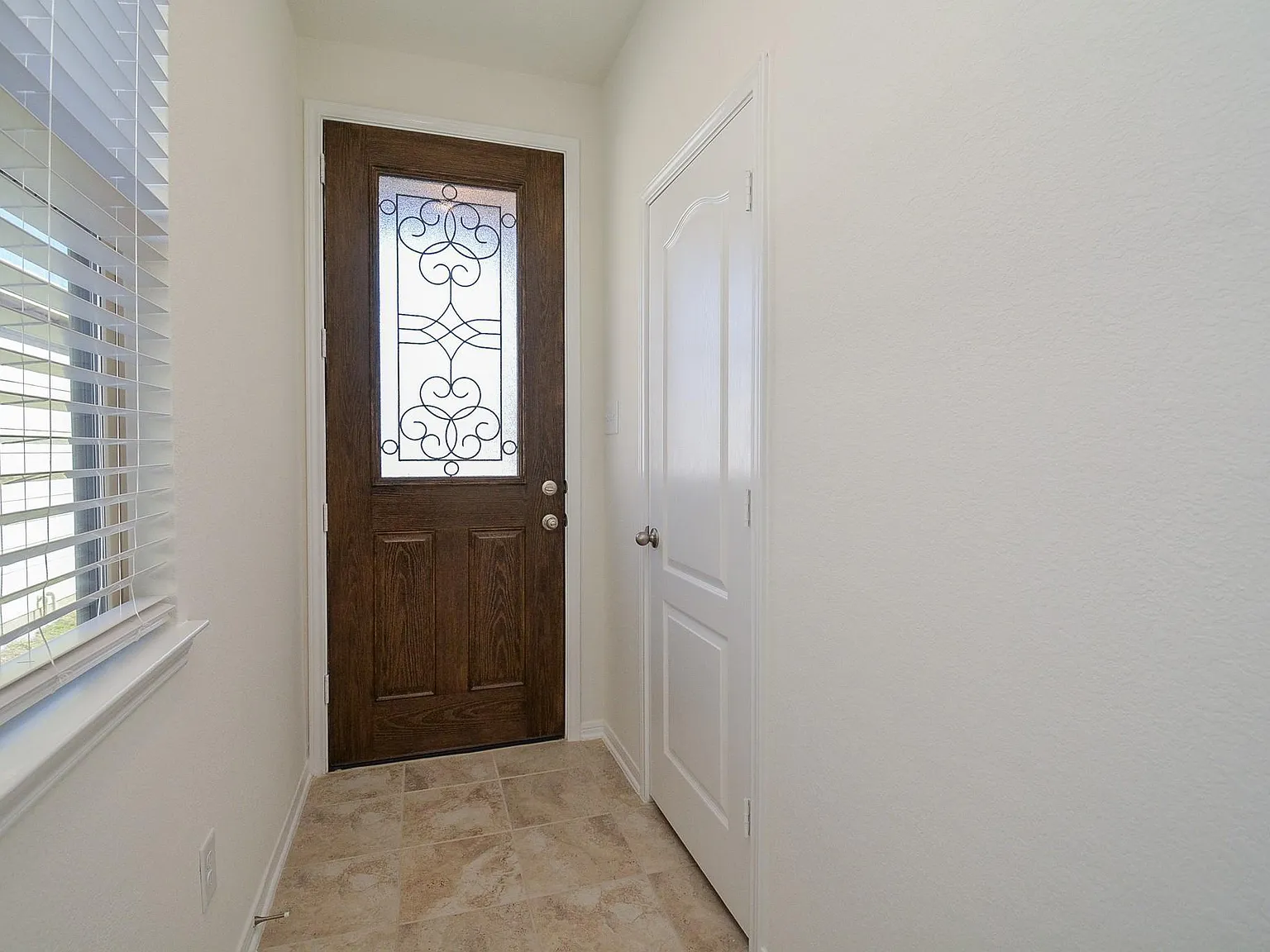 3 bed, 2.0 bath, 1585 sqft, $1,999 — Photo 3