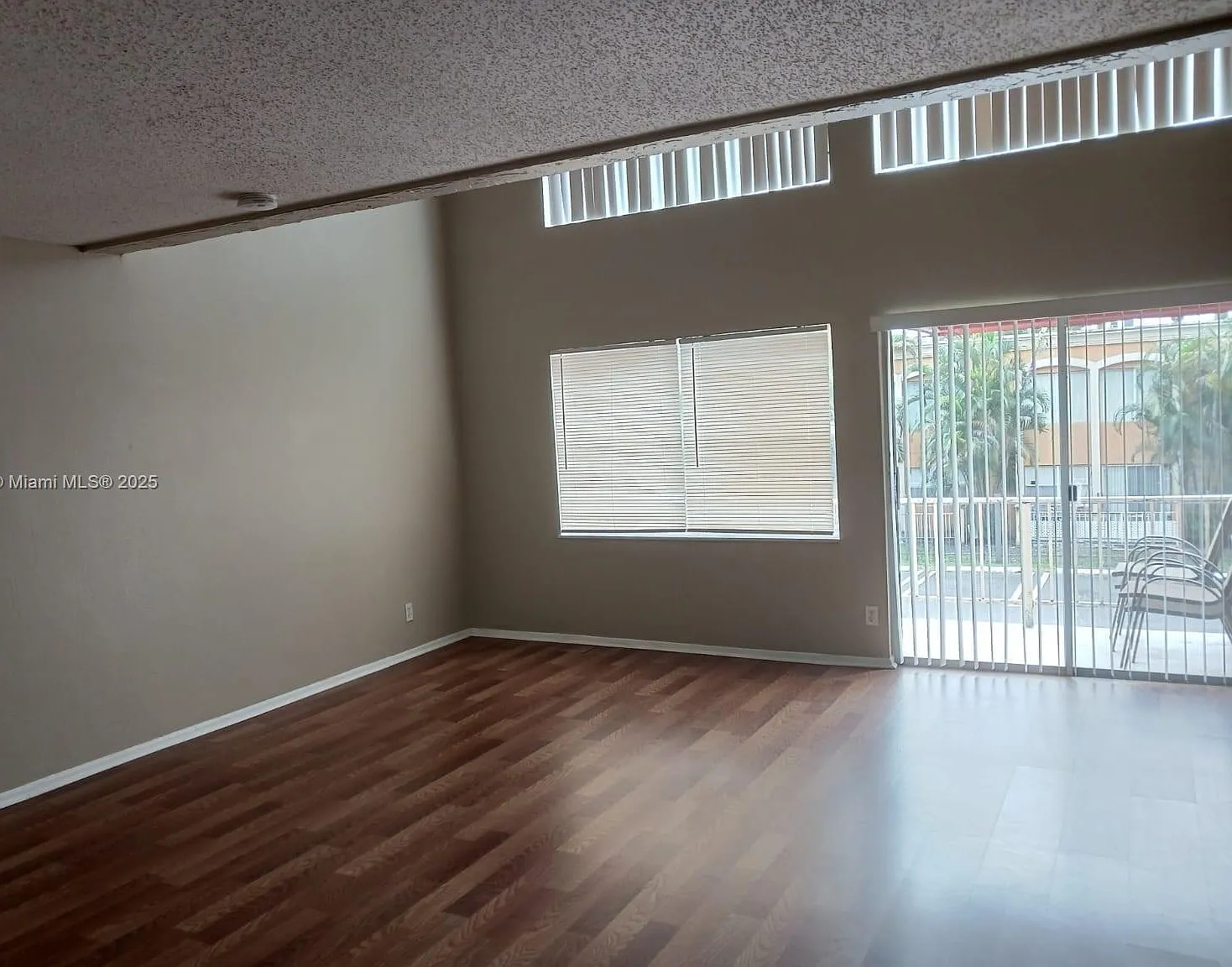 1 bed, 1.5 bath, 982 sqft, $1,800 — Photo 3