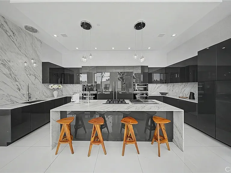 9459 Beverly Crest Dr — Photo 12