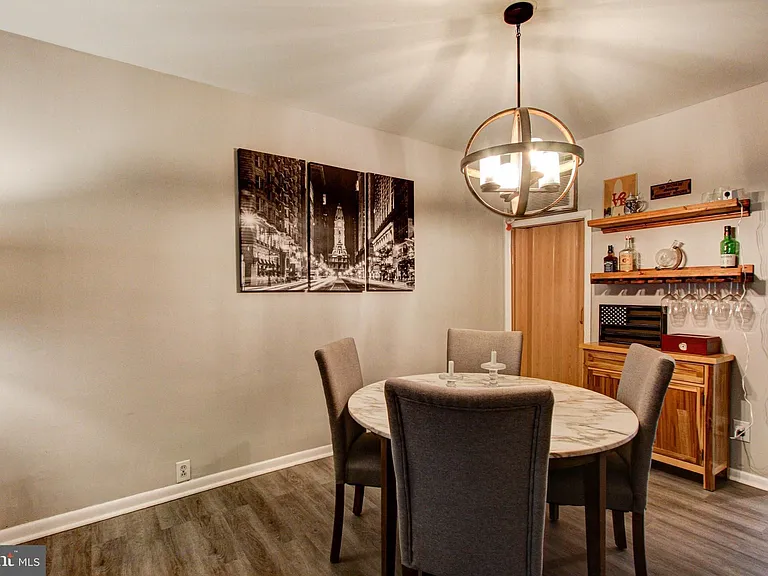 1215 Daly St — Photo 7