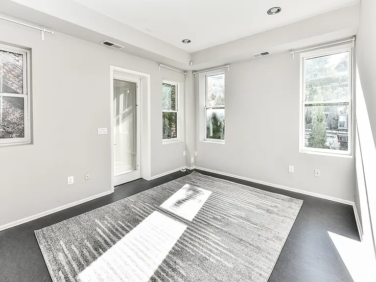 2 S St NE #2 — Photo 9