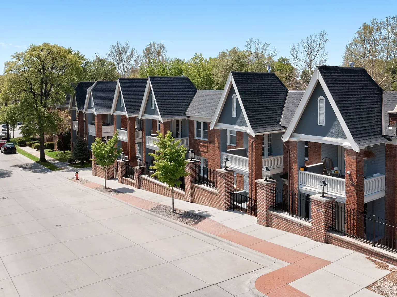 West Plaza Village — Photo 2