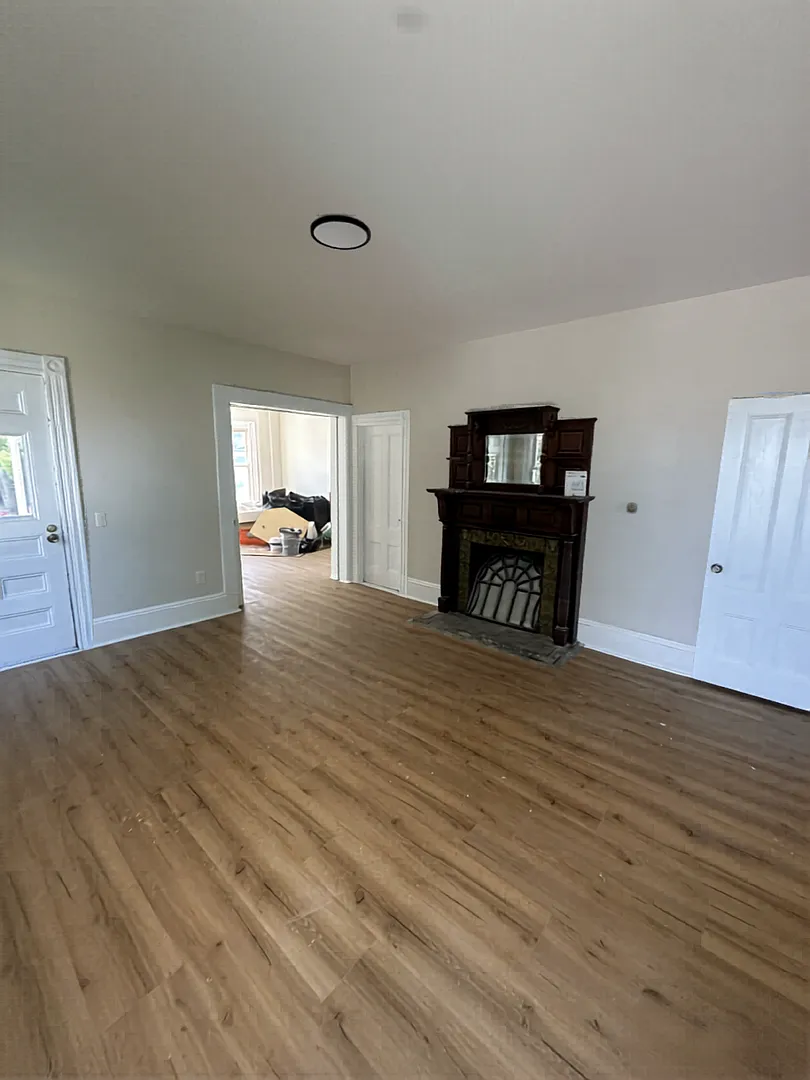 Spacious 2 Bed/ 1 Bath Apartment in East Greenwich! — Photo 2