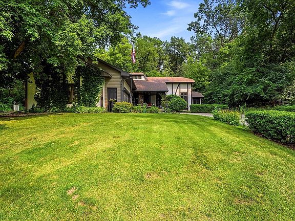 3rd image of 900 Mount Hood Ct