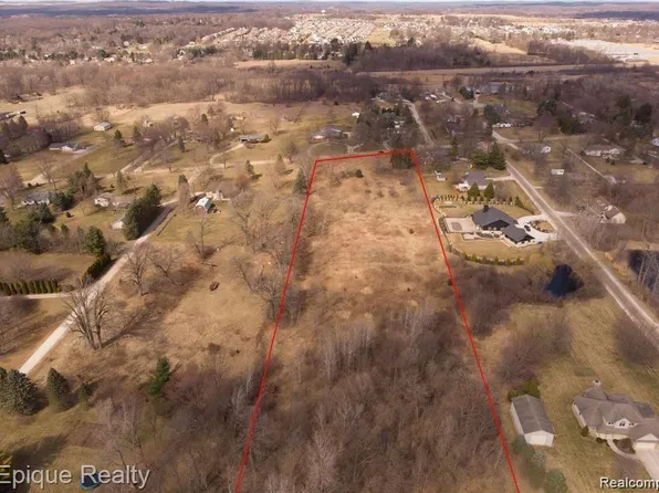 58405 Travis Rd, New Hudson, MI 48165