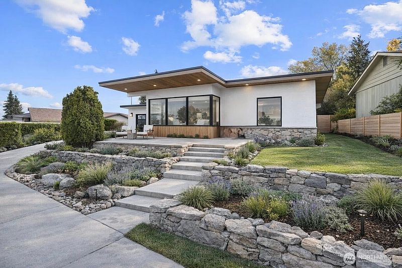 2nd image of 321 Maringo Road